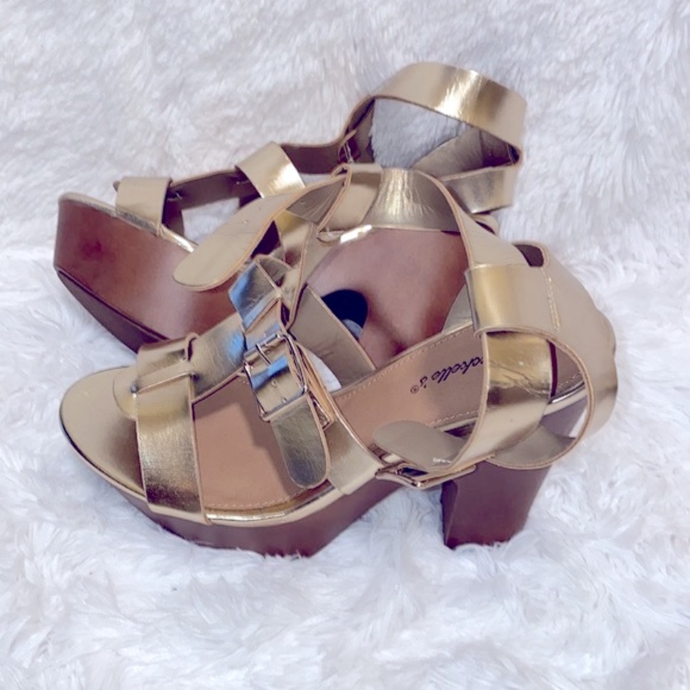 Breckelle’s gold block heel sandal. Size 10